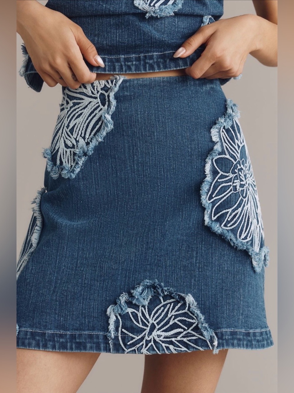 ANTHROPOLOGIE Maeve Embroidered Appliqués Denim Mini Skirt